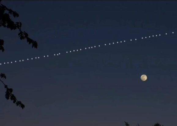 杭州上空疑似出现马斯克的星链卫星：22个亮点连成一线