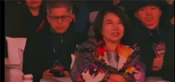 格力年会员工合唱“我妈董明珠” 现场让网友看完狂吐槽：董明珠笑谈