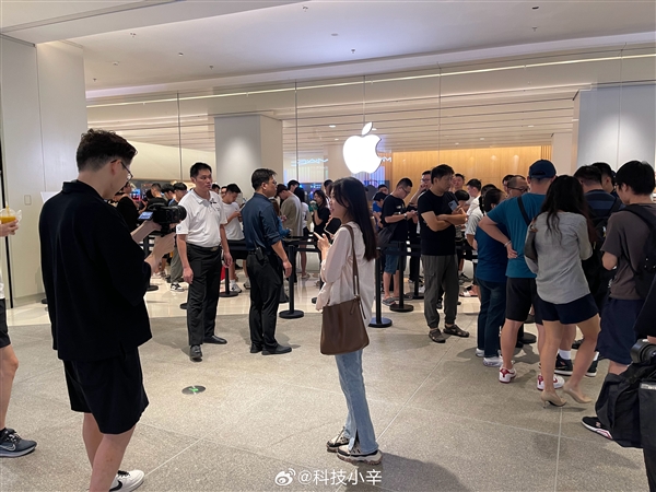 iPhone 15正式发售！多地Apple Store实拍：8点前就大排长龙