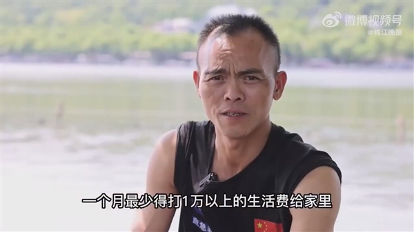 男子在西湖捞手机 日入约一万:高危职业