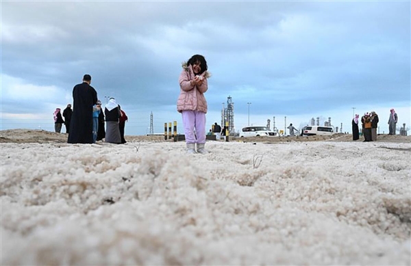 地球最热地区之一 沙漠王国科威特下起冰雹：15年来首次