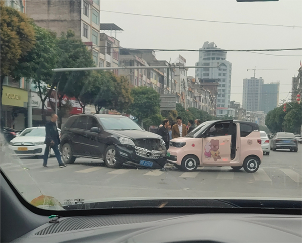 遇强则强?宏光MINIEV怼上奔驰ML:结果大跌眼镜