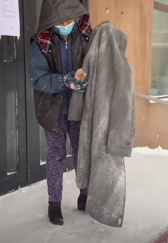 哈尔滨大妈雪地干洗呢子大衣：特别省钱 非常科学