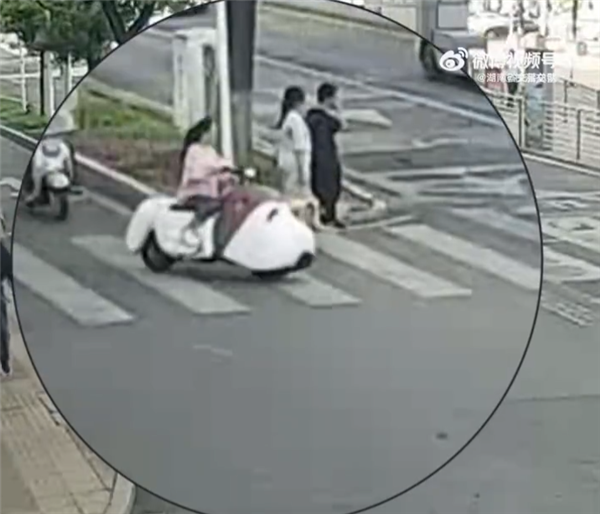 湖南街头一女子骑史努比电动车:萌萌哒如玩具车 不能上路行驶