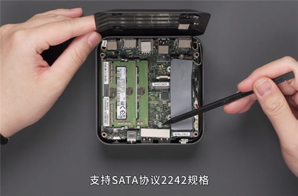 手掌大小！小米迷你主机拆解：长江存储SSD加持