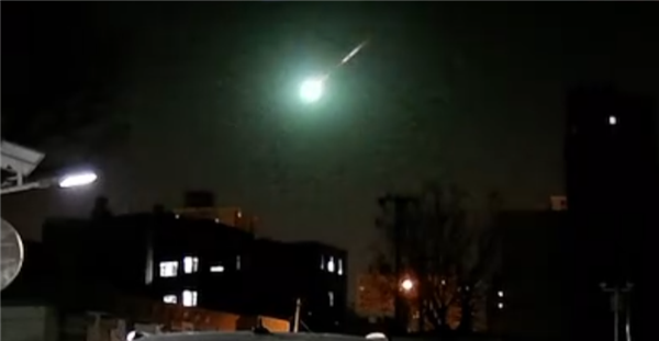 罕见!超级火流星划过北京夜空被拍下:彩色拖尾 爆裂闪光