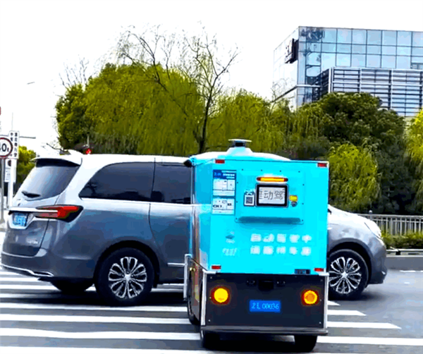 九识自动驾驶物流车被曝闯红灯 网友：该怎么记分处罚