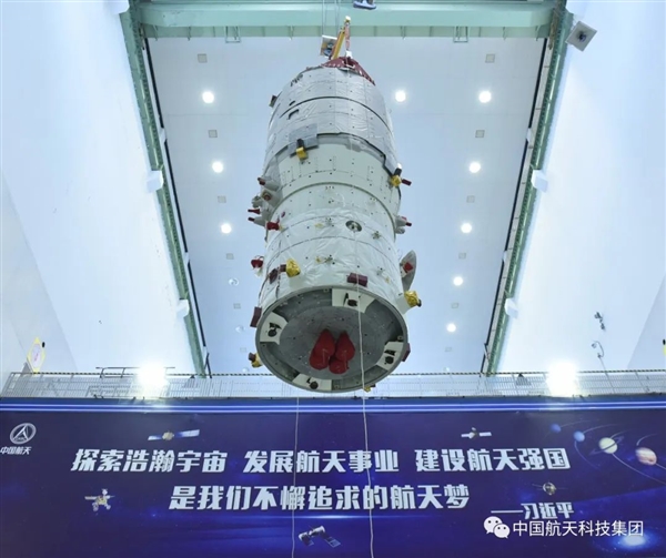 在空间站上直接“发射” 天舟五号成功释放澳门学生科普卫星一号
