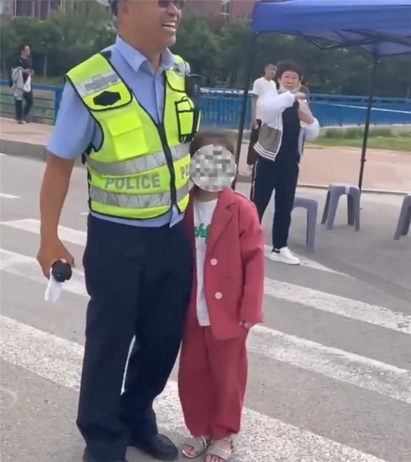 高考离谱榜上新:家长送孩子高考 竟把小女儿忘考场