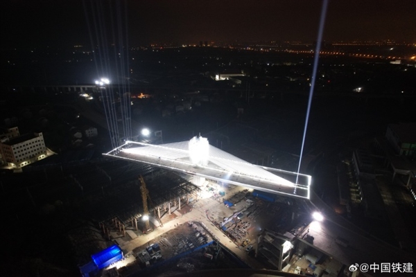 万吨“巨无霸”！武汉超2万吨矮塔斜拉转体桥成功转体
