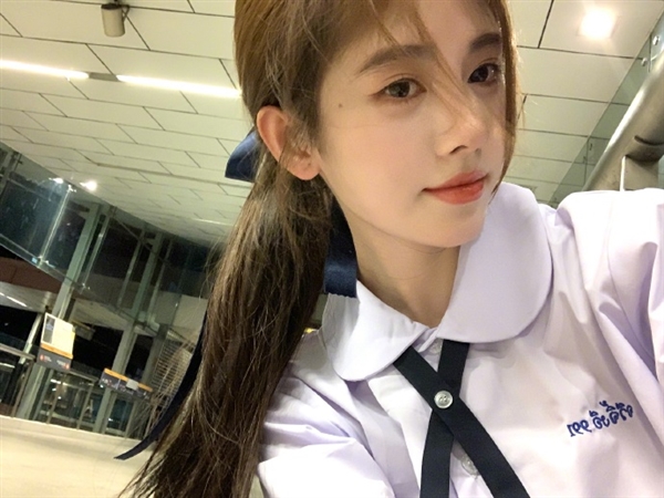 旅游警示乱穿泰国校服会被罚款:国内美女明星私照被疯狂模仿