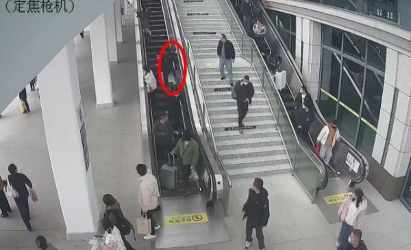 惊险一幕:女子用火车站自动扶梯运行李 把下面男子砸骨折