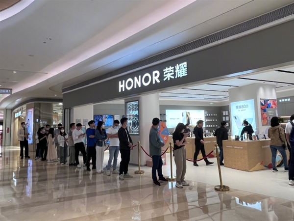 荣耀Magic5系列首销火爆 多门店售罄 赵明：正加紧补货