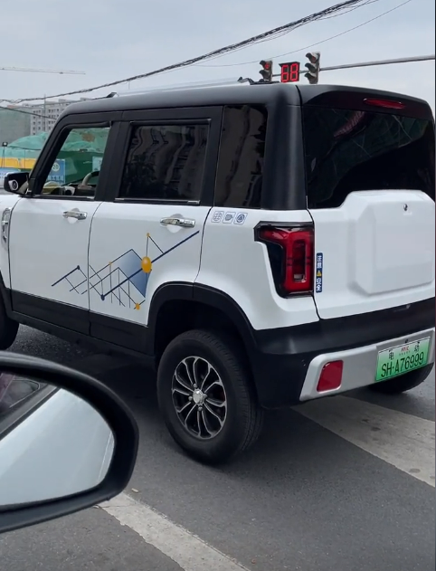 江苏街头惊现超大号“老头乐” 堪比SUV 网友直呼大的过分