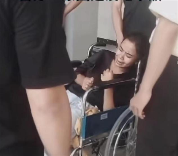 印尼一工厂上百人失控 狂哭抽搐：原因哭笑不得