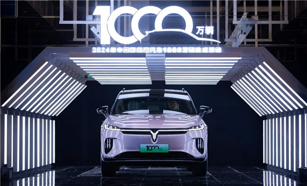 中国第10000000辆新能源汽车量产下线：一台岚图知音