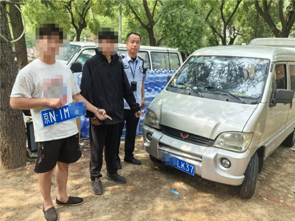 伪造假牌！两男子偷逃小区停车费超5.3万被抓