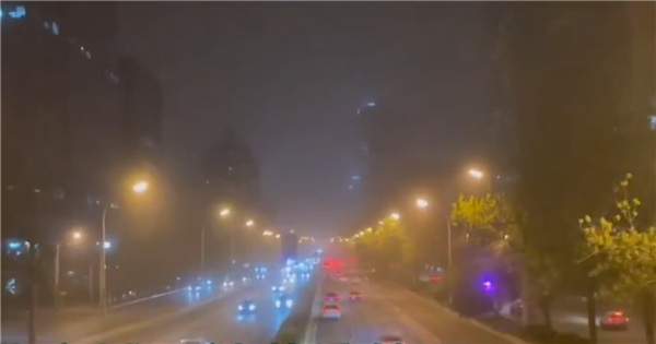 全国18省份都有扬沙浮尘天气！沙尘暴趁夜入京：口罩挡不住行人吃土