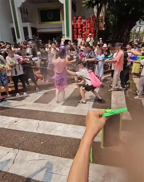 “泼水节被撕扯雨衣”女生发声：很崩溃