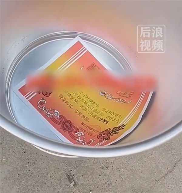 男孩考双百分被奖励一只桶:寓意人生的第一桶金