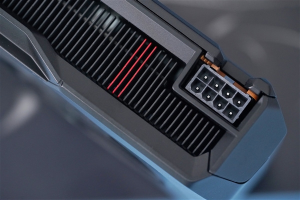 AMD RX 7600公版卡小翻车:6+2针电源线插不上
