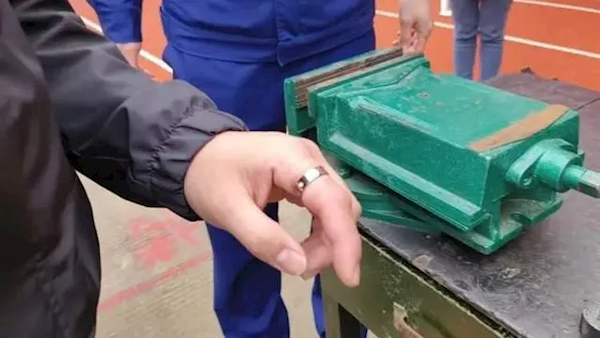小伙戒指卡手遇130名消防员演训：正好现场教学 科普一定不能硬拽