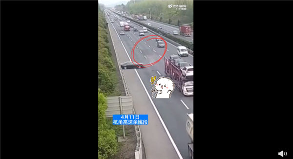 宁波高速奥迪掉落砸中百万宝马 已几乎报废:网友称最怕的事情发生了