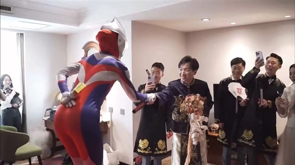 新娘婚礼当天穿上奥特曼服装 新郎直呼非常懵:背后原因让网友羡慕