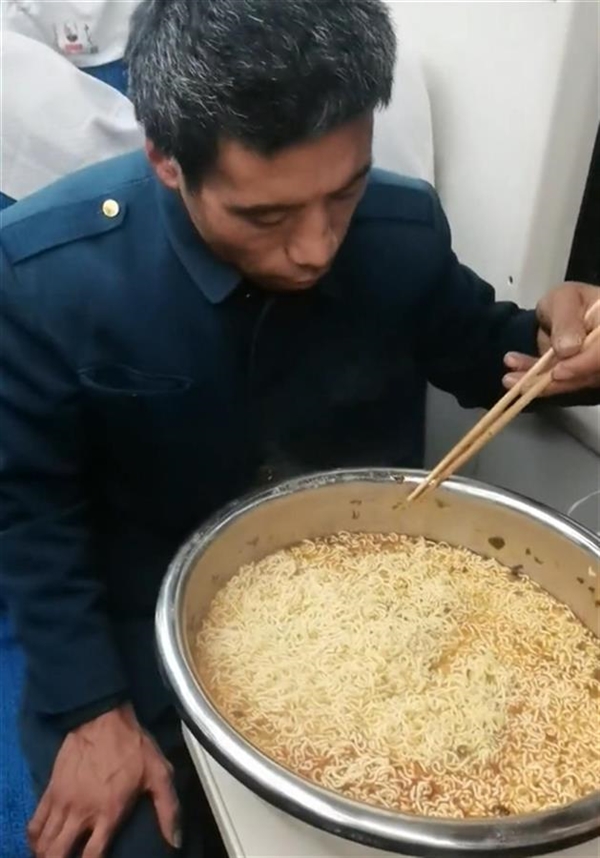 用盆吃10袋泡面男子火了 回应月薪2万邀约：浇完家里18亩地再说