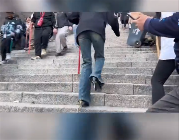 一女生穿10公分高跟鞋爬泰山：自称脚硬的人不被治服