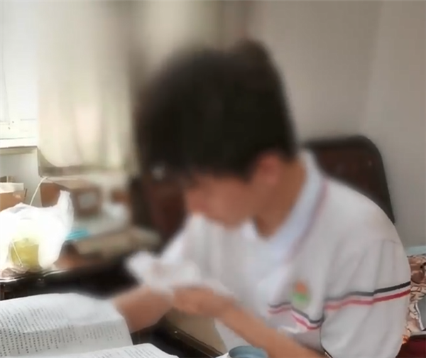 当事妈妈回应儿子送花被骂:家里困难 已向儿子道歉