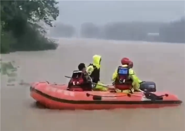 江西遭遇入汛以来最强暴雨天气 宜黄有路段水深达肩膀处