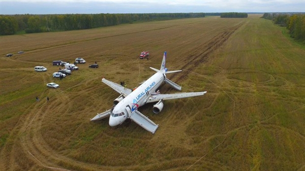 载有170人的空客A320客机突发故障：成功迫降野外田野 0伤亡