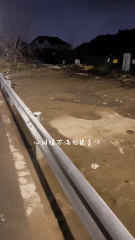 男子车停路边去吃烧烤回来已装护栏 后续:花了大几百终于出来了