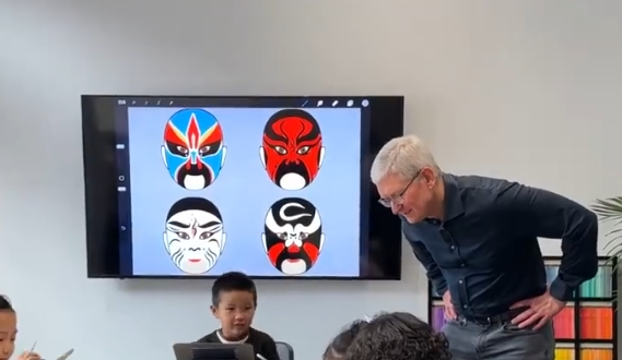北京吃日料后 苹果CEO库克到上海听京剧:用中文为演员叫好