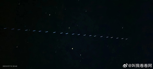 杭州上空疑似出现马斯克的星链卫星：22个亮点连成一线