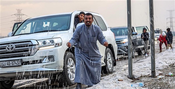 地球最热地区之一 沙漠王国科威特下起冰雹：15年来首次