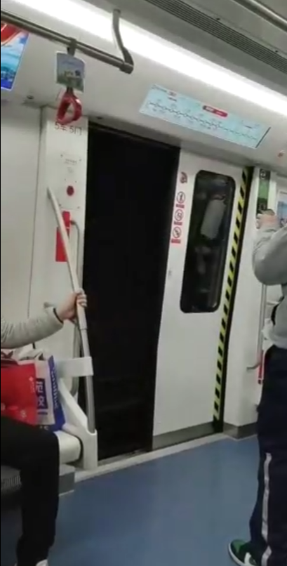 大连地铁敞门行驶 线路刚开12天:客服称“原因正在调查”