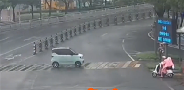五菱宏光MINI EV雨天掉头失控 甩尾漂移 全程没踩刹车