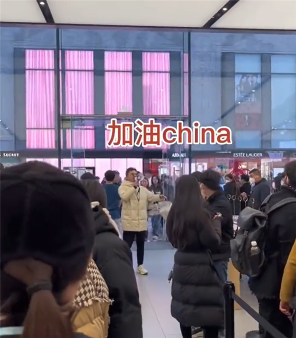 男子到苹果店里高喊“华为加油” 真相来了:网红博眼球视频