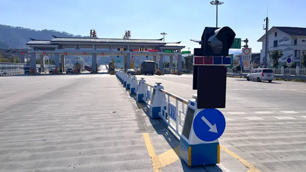 宁波高速“智能潮汐机器人”正式投用：两分钟完成车道切换 自带BGM