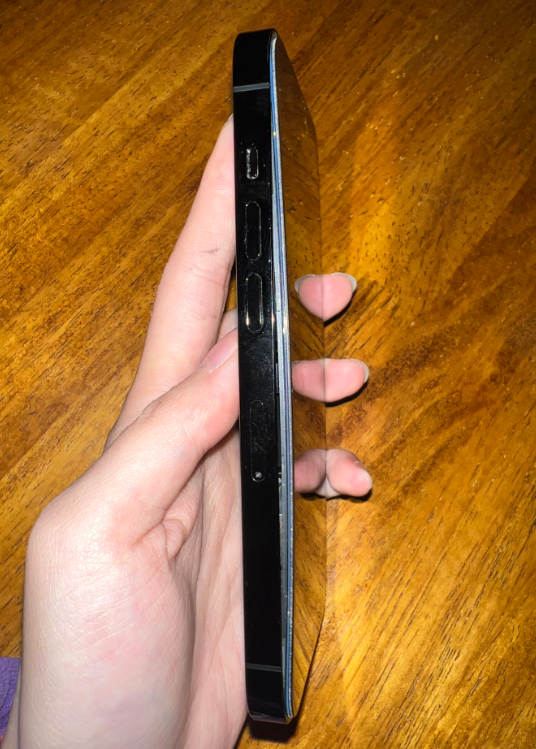 到手还没半年!iPhone电池被曝出现严重鼓包现象:这俩机型要注意了