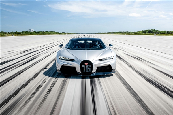 地表最快车友会!布加迪车主狂飙410km/h:撕裂空气感受下