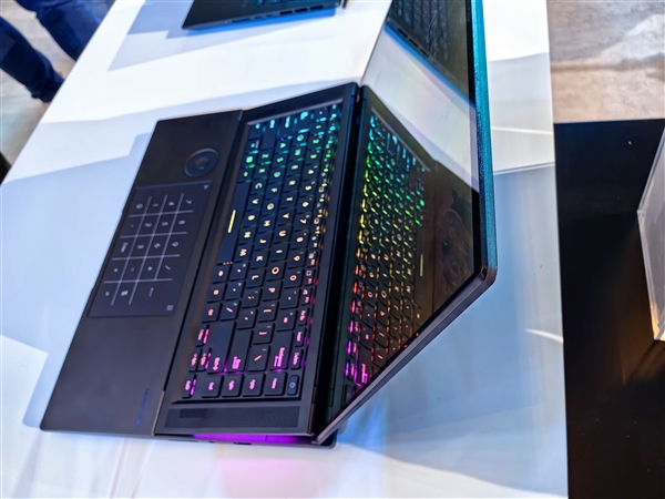 华硕发布灵耀X Ultra顶级轻薄本:CPU内存合体、16.9mm硬塞RTX4080