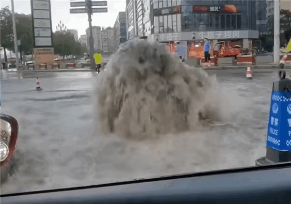 四川南充暴雨 下水道喷出1米高水柱!网友:趵突泉南充分泉