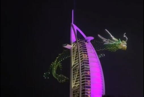 太壮观！迪拜帆船酒店无人机表演飞龙在天