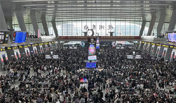 地铁被挤成“绿皮车”!超700万人涌入杭州 地铁客流创新高