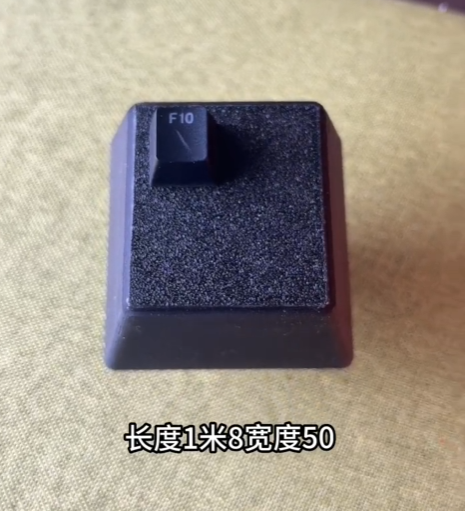 手工达人耗时2月制造1.8米巨型键盘:可以当床了