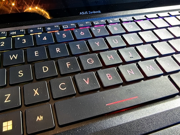 华硕发布灵耀X Ultra顶级轻薄本:CPU内存合体、16.9mm硬塞RTX4080