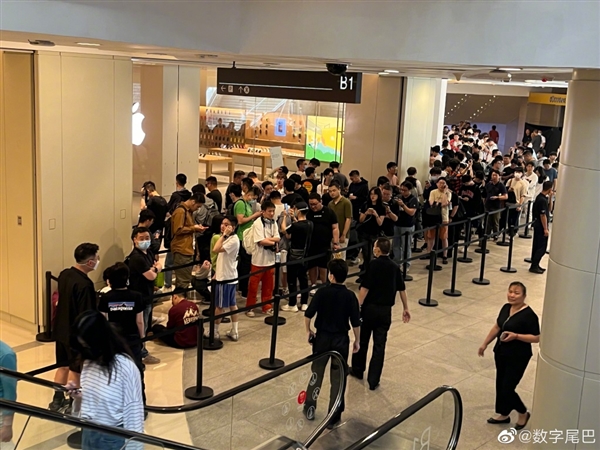 iPhone 15更好卖了!深圳第二家Apple Store开业:果粉彻夜排队